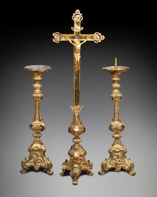 deux bougeoirs et un crucifix surmonté d'une croix