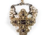 un gros plan d'un collier orné de perles et d'une croix