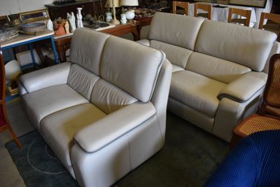 a lot of furniture that is sitting in a room