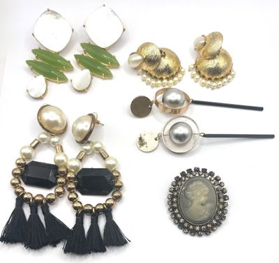 Un lot de bijoux fantaisie comprenant 4 importantes paires d…