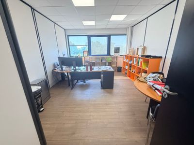 vue d'une pièce dans laquelle se trouvent un bureau et une chaise