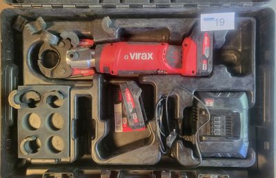 une boîte contenant des outils posée sur une table
