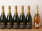 six bouteilles de champagne sont alignées sur une table en bois