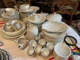 une table sur laquelle se trouvent beaucoup de plats et de tasses