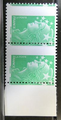 deux timbres verts sur lesquels figure le visage d'une femme