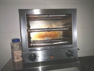 une photo d'un four grille-pain contenant des aliments