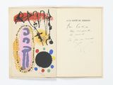 un livre ouvert sur lequel figurent l'image d'une horloge et un dessin