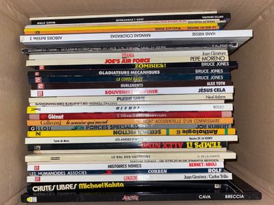 beaucoup de livres dans une boîte sur l'étagère