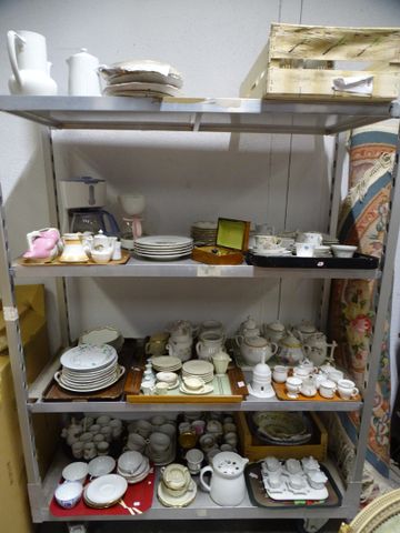 Important lot de porcelaine : tasses, sous tasses, verseuses, ass...