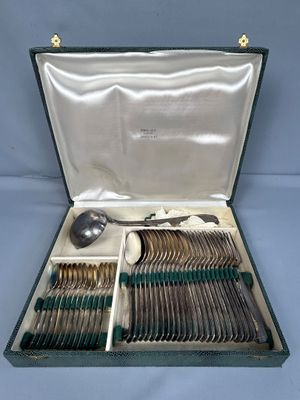 l'argenterie dans un coffret avec des cuillères et des cuillères à l'intérieur