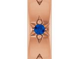 une photo d'une bague en or rose sertie de saphirs bleus