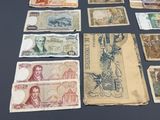 Plusieurs billets de banque différents sont disposés sur une table