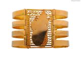 une photo en gros plan d'un bracelet en or serti d'une pierre