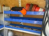 un banc bleu à l'arrière d'une camionnette