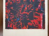une image représentant une peinture rouge et noire sur une surface en bois