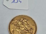 gros plan d'une pièce d'or portant une étiquette de prix