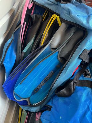un sac bleu et noir contenant une paire de palmes et une paire de tubas