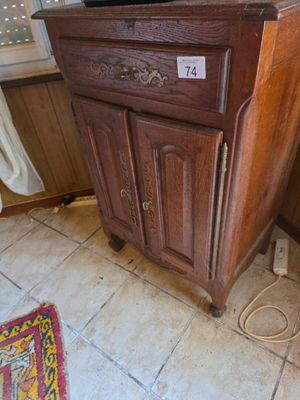 un meuble en bois dans le coin d'une pièce