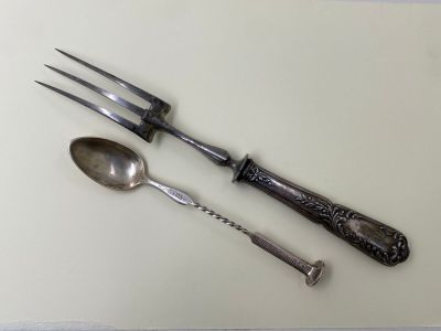 Cuillère à médicament en argent (950 ‰) ; le manche à décor …