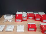 beaucoup de boîtes rouges posées sur une table