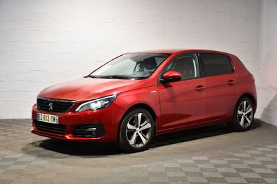 la voiture rouge est garée dans le garage sur le sol en damier