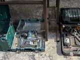 deux caisses contenant des outils, posées par terre