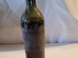 une bouteille de vin posée sur une table sur laquelle figure un numéro