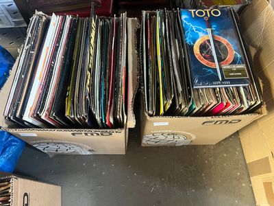 beaucoup de cd dans une boîte sur le sol