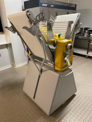 une machine qui se trouve au milieu d'une cuisine