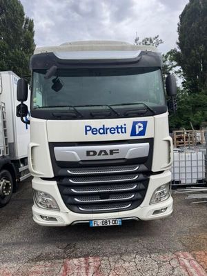 un camion blanc garé dans un parking