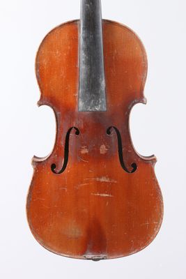 un vieux violon posé sur une surface blanche