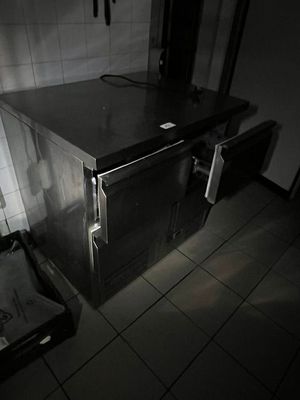 une photo en noir et blanc d'une cuisine avec une cuisinière