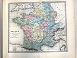 un vieux livre sur lequel figure une carte de la France