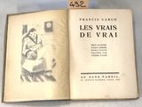 un livre sur lequel figure le dessin d'une femme assise sur une chaise