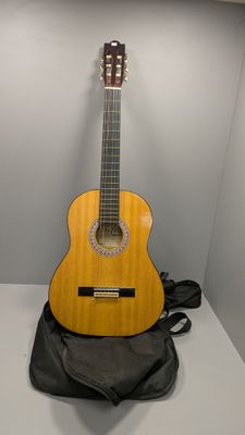 une guitare posée sur une étagère dans une pièce