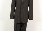 une image d'un costume sur un mannequin