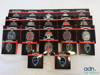 un grand nombre de badges posés sur une table