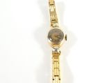 une montre-bracelet en or sur laquelle figure le portrait d'une femme