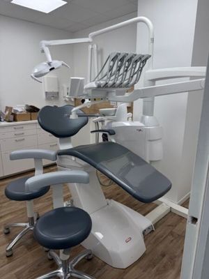 a dentist ' s chair in the middle of the room