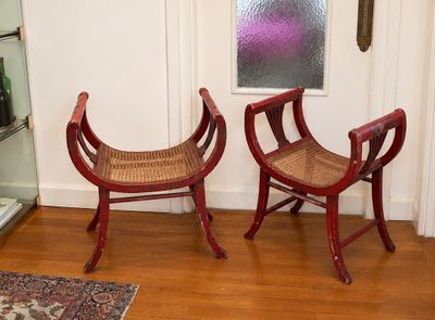 deux chaises assises l'une à côté de l'autre sur le sol