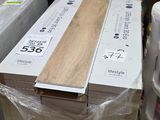 une pile de cartons posée sur une palette dans un magasin