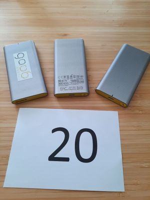 trois types différents d'appareils électroniques posés sur une table à côté d'un panneau