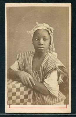 une vieille photo d'une femme assise sur une chaise