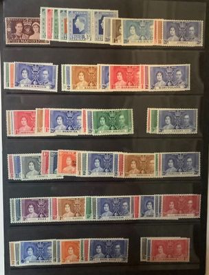 une photo d'une vitrine remplie de timbres