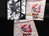 trois cartes Pokémon sur lesquelles figure l'image d'un personnage Pokémon