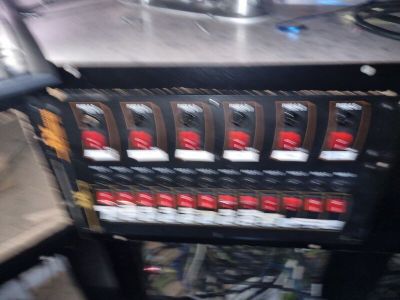 une image d'un distributeur contenant tout un tas de canettes de soda