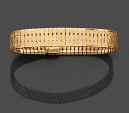 un bracelet en or, signé Cartier