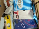 une boîte en carton remplie d'objets hétéroclites