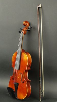 un violon posé à côté d'un archet