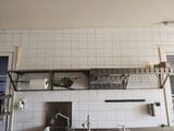 une cuisine équipée d'un évier et d'une étagère au-dessus de celui-ci